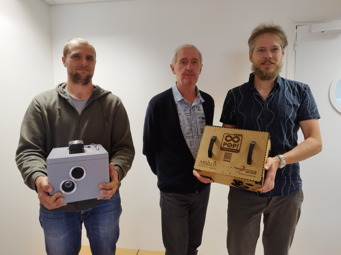 Équipe Photonics Open Projects travaillant sur l'intégration de capteurs hyperspectraux