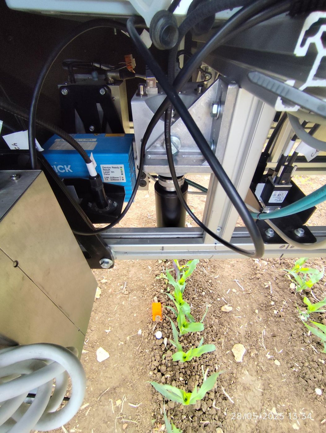 A field robot scanning young crop seedlings with hyperspectral sensors